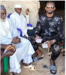 Remise de 2000000 CFA a la Mosquee ‘Heramakono’ de la part du Denguele Djegueya